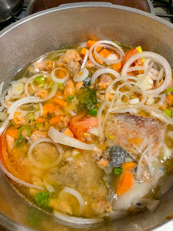 Cocinando verduras y pescado